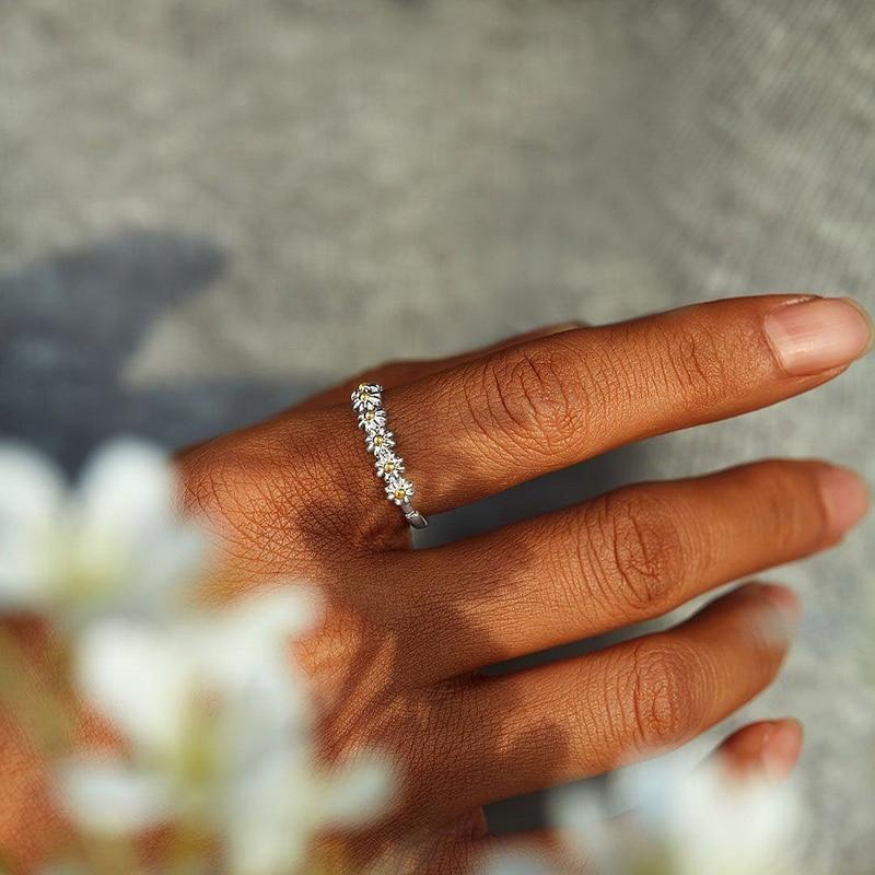 Justerbar Sølv Daisy Ring – Håndlavet Emalje