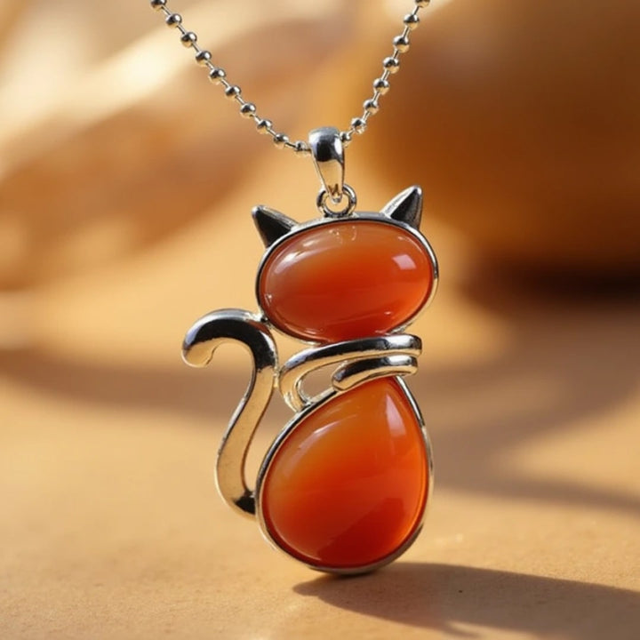 Kæde med kissa-vedhæng lavet af natursten