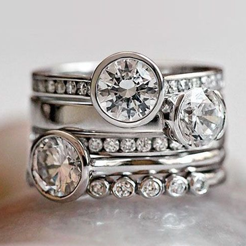 Elegant sølv- og krystalring.